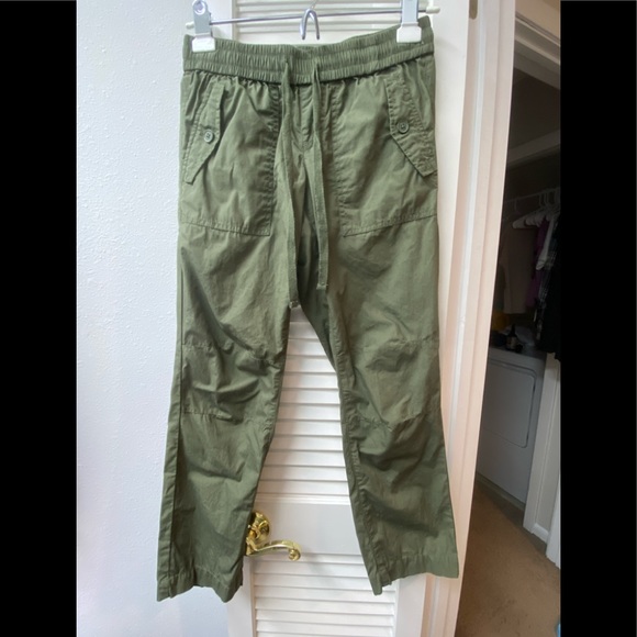 LOFT Pants - 💚LOFT • army green capri pant • 00P • EUC